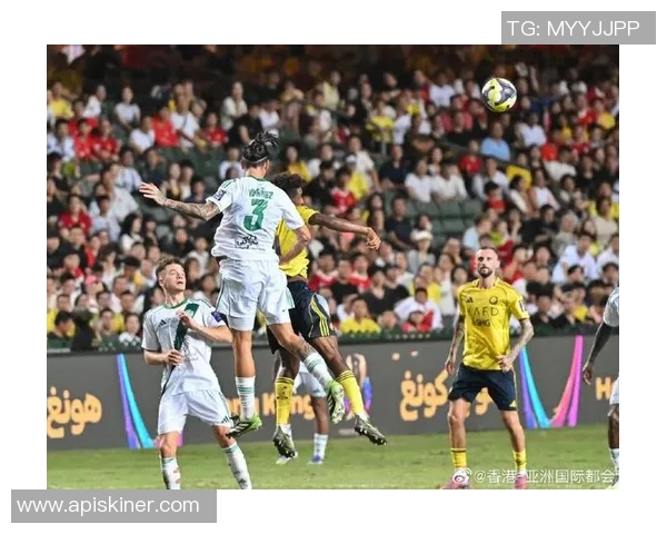 围绕足球球星合影记录难忘瞬间展现球迷热情与荣耀时刻 围绕足球球星合影记录难忘瞬间展现球迷热情与荣耀时刻