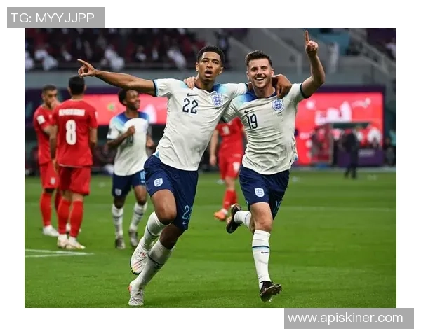 绿茵巨星温情圣诞时刻闪耀球场外温暖瞬间