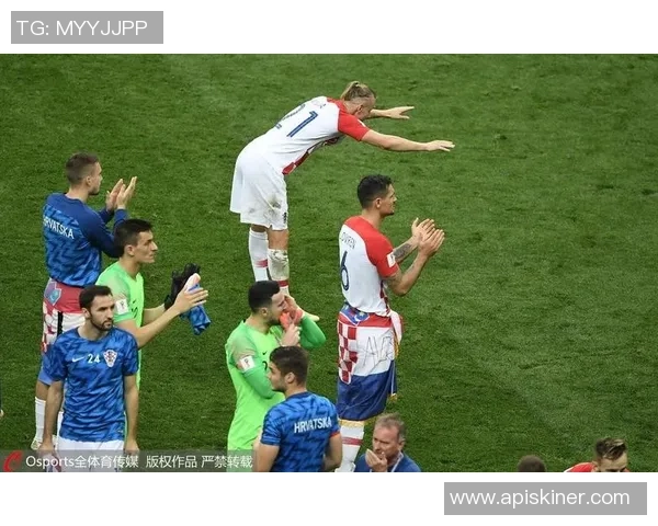 足球巨星的传奇之路:从起步到巅峰的精彩征程与背后故事 足球巨星的传奇之路:从起步到巅峰的精彩征程与背后故事