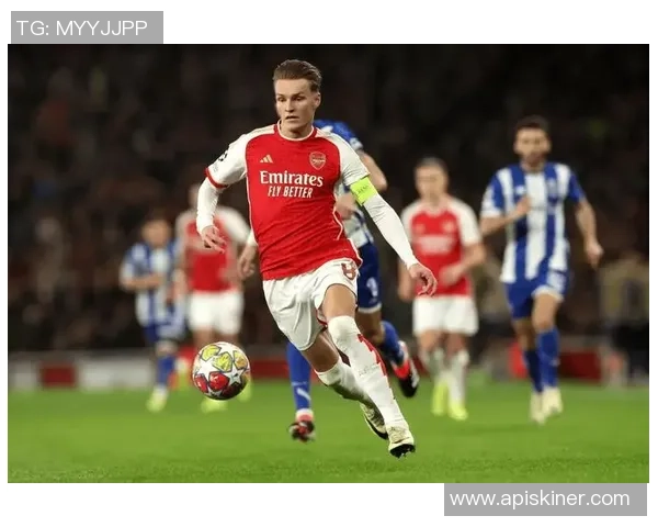 足球球星宽肩的魅力与优势如何助力他们在比赛中展现出更强的竞争力 足球球星宽肩的魅力与优势如何助力他们在比赛中展现出更强的竞争力