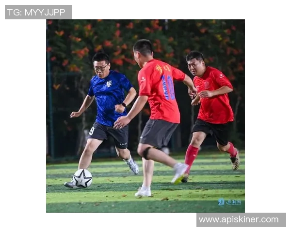 街头偶遇世界级足球球星引发热议市民纷纷合影记录惊喜瞬间